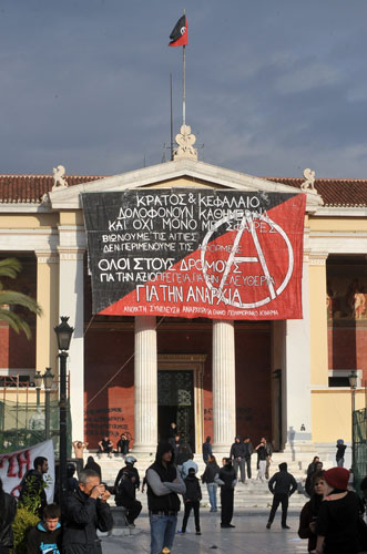 anarchistu veliava virs atenu universiteto